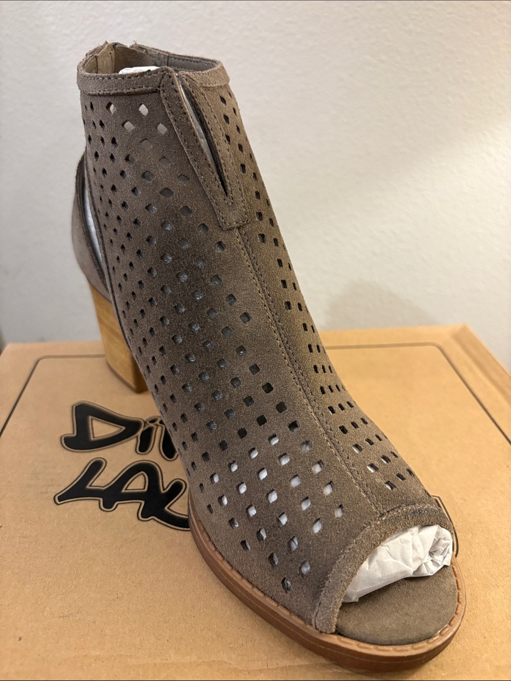 NIB [Dirty Laundry] Tessa Perforated Suede Peep-Toe Low Block Heel Women’s 9.5 - Picture 5 of 12